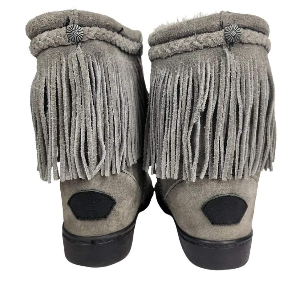 Minnetonka Gray Sheepskin Fur Lined Pug Boots Fringe Winter Moccasin Boot Size 7